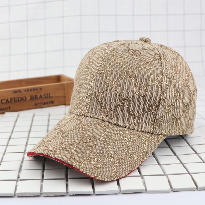 Boné com Detalhes em Dourado