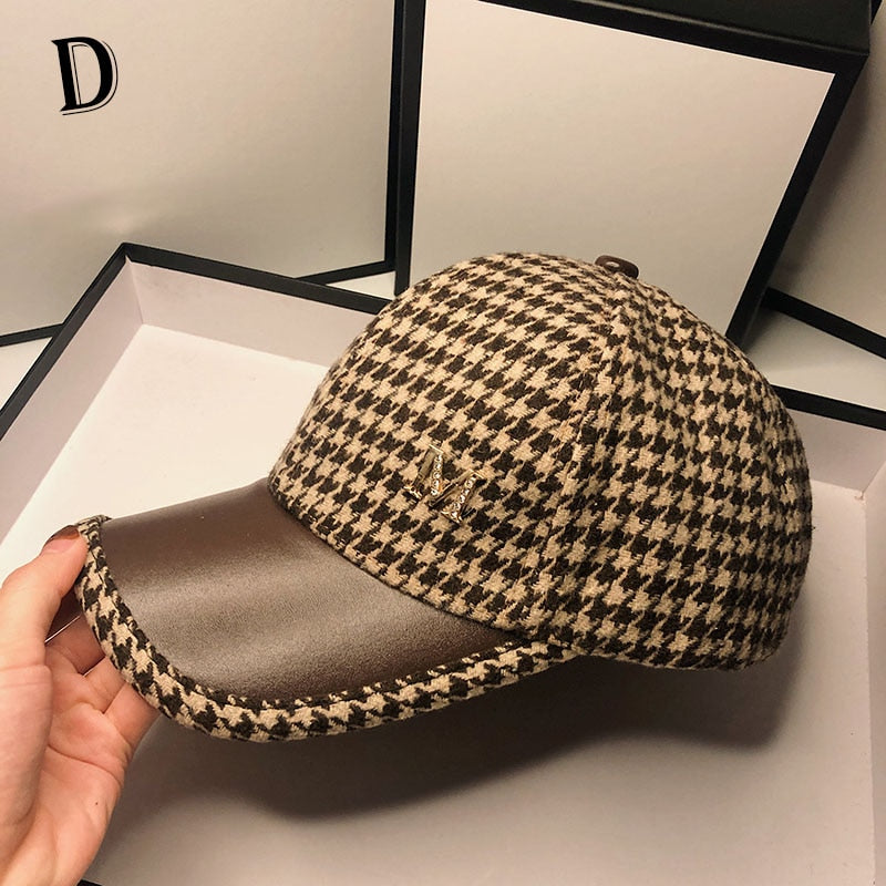 Boné Feminino com Aba em Couro