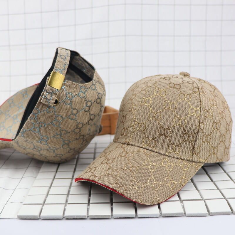 Boné com Detalhes em Dourado