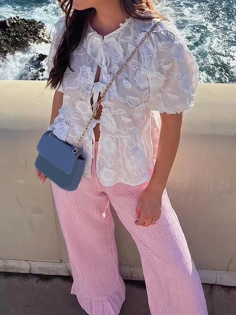 Camisa branca com bordado floral e renda
