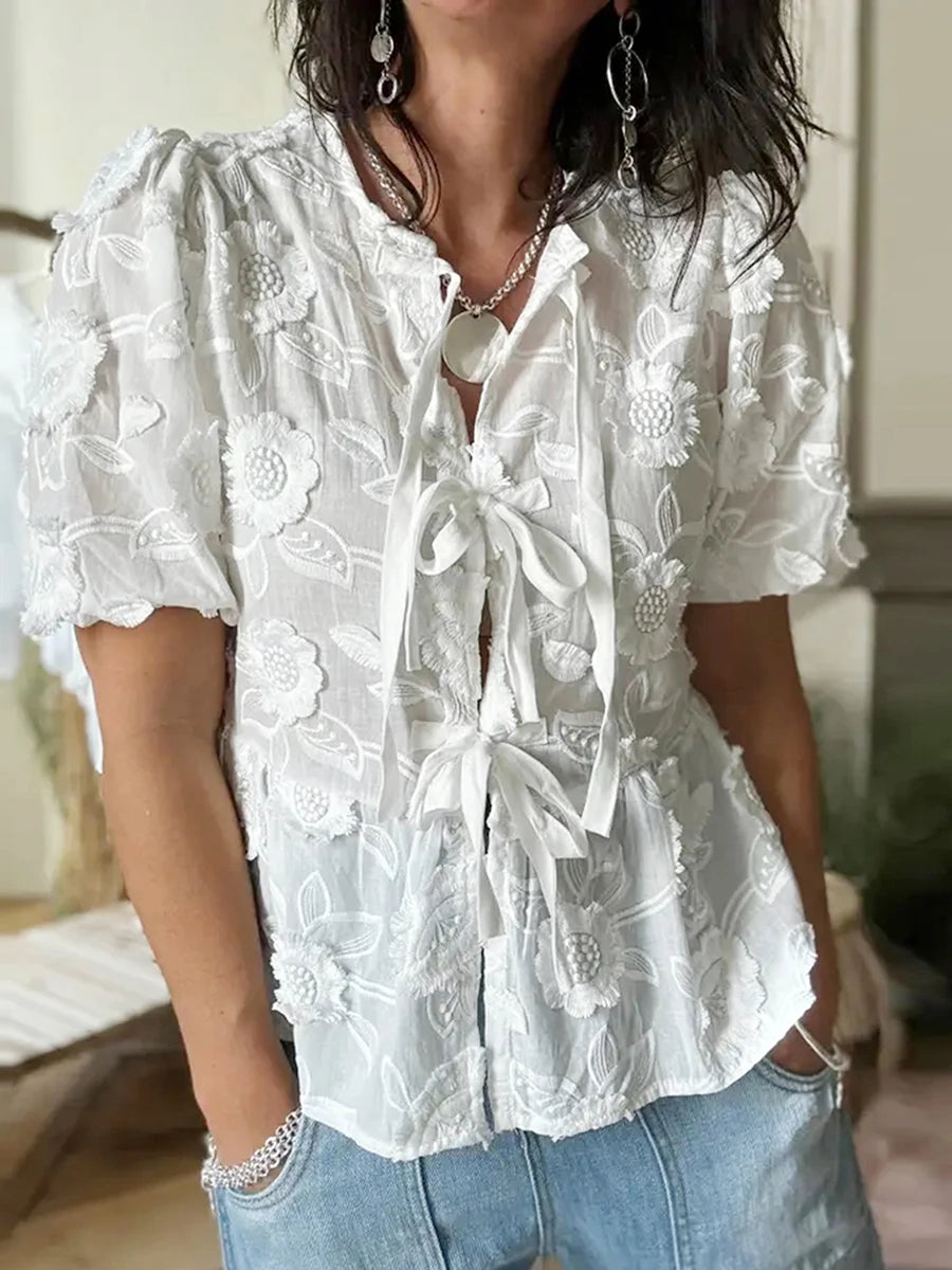 Camisa branca com bordado floral e renda