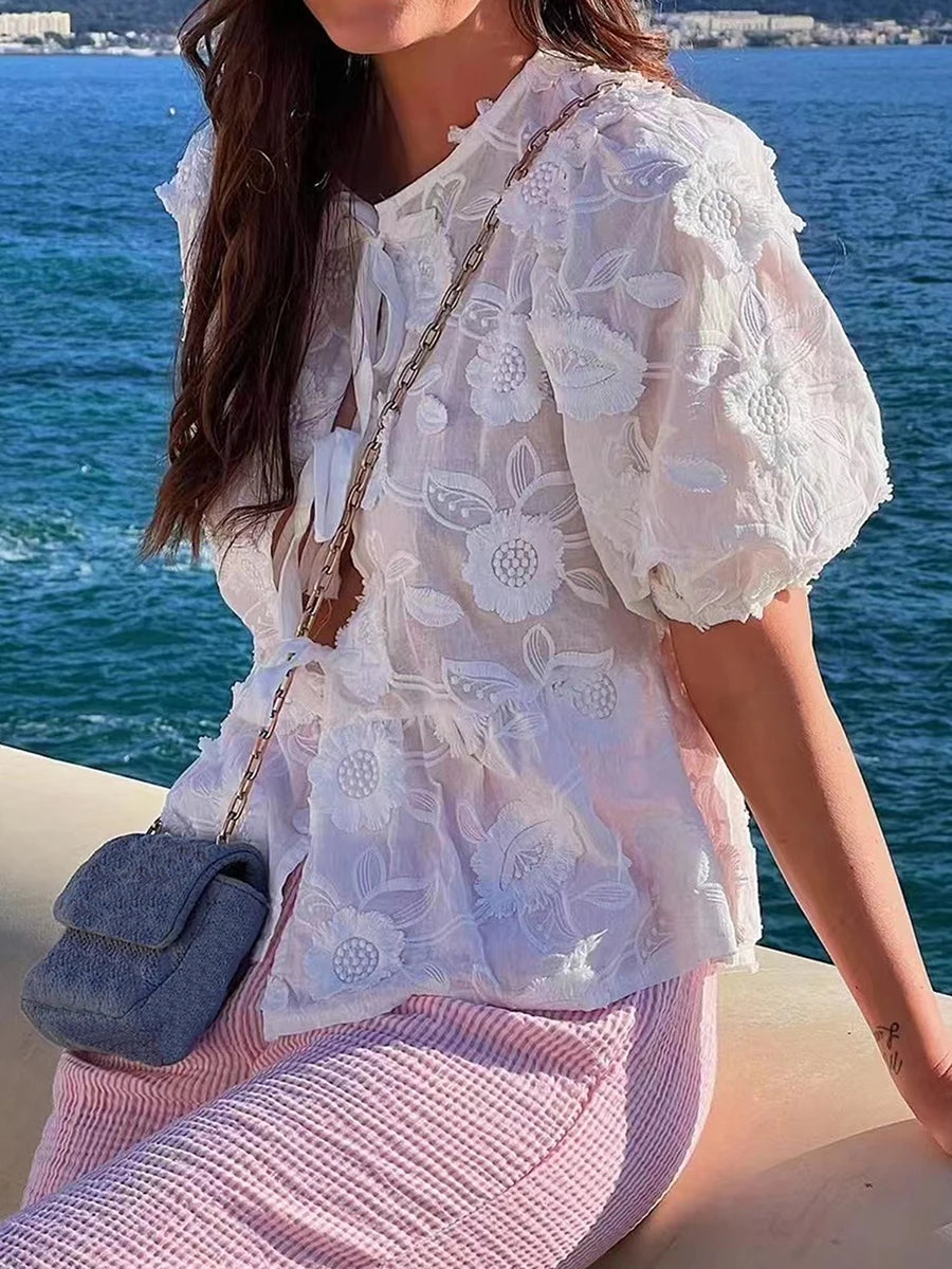 Camisa branca com bordado floral e renda