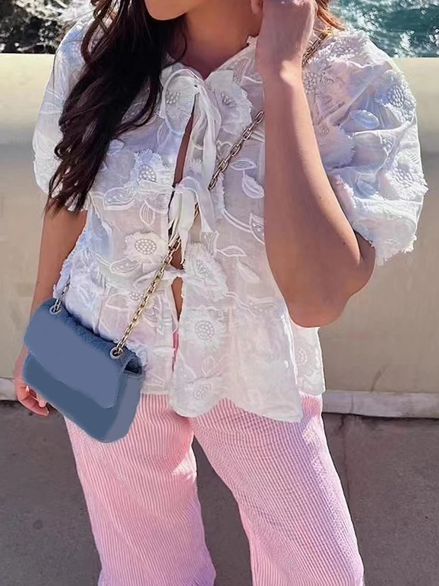 Camisa branca com bordado floral e renda