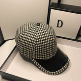 Boné Feminino com Aba em Couro