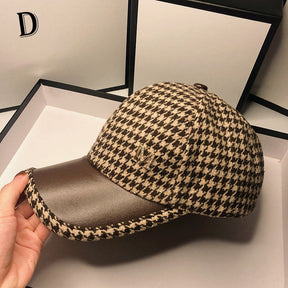 Boné Feminino com Aba em Couro