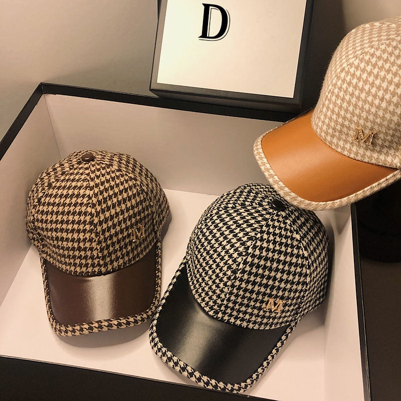 Boné Feminino com Aba em Couro