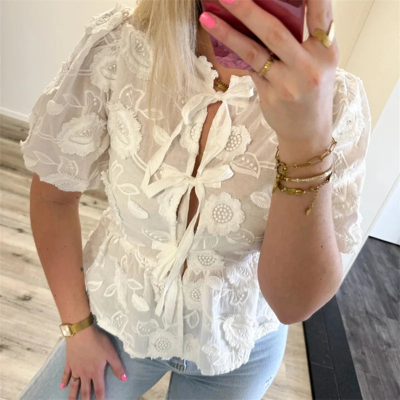 Camisa branca com bordado floral e renda