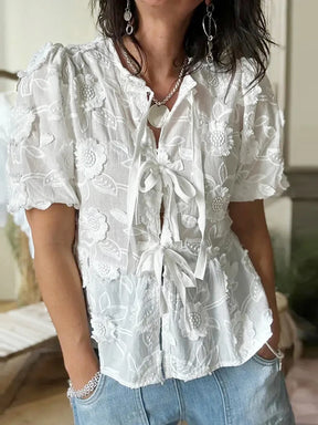 Camisa branca com bordado floral e renda