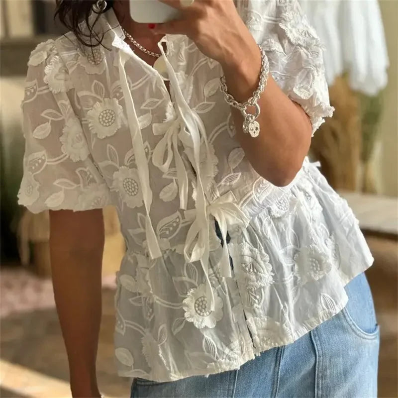 Camisa branca com bordado floral e renda
